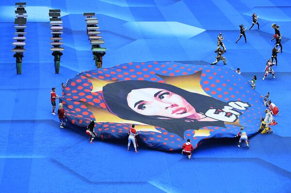 Phần biểu diễn của các nghệ sĩ tại nghi lễ trọng thể bế mạc World Cup 2018 trên sân vận động “Luzhniki” ở Matxcơva - Sputnik Việt Nam