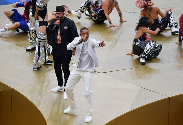 Ca sĩ Nikki Jam cùng ca sĩ  hip-hop và diễn viên Will Smith tại lễ lễ bế mạc World Cup 2018 trên sân vận động “Luzhniki” ở Matxcơva - Sputnik Việt Nam