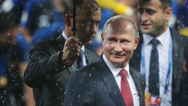 Tổng thống Nga Vladimir Putin trong khi lễ long trọng trao giải thưởng cho các cầu thủ của World Cup 2018 - Sputnik Việt Nam