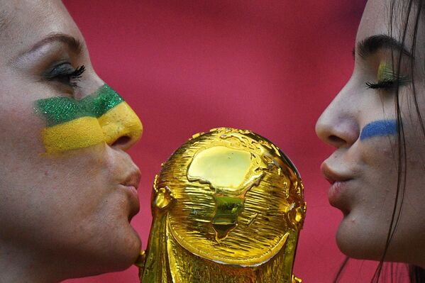 Các nữ cổ động viên cho đội tuyển Brazil trước trận tứ kết World Cup 2018 giữa hai đội Brazil và Bỉ - Sputnik Việt Nam
