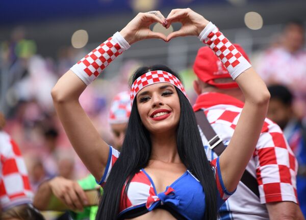 Nữ cổ động viên cho đội tuyển Croatia trước trận chung kết của World Cup 2018 giữa hai đội Pháp và Croatia - Sputnik Việt Nam