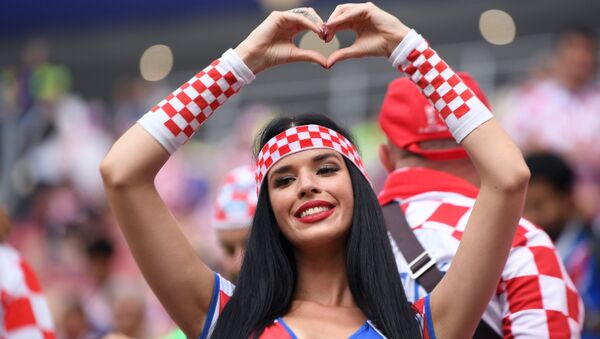 Nữ cổ động viên cho đội tuyển Croatia trước trận chung kết của World Cup 2018 giữa hai đội Pháp và Croatia - Sputnik Việt Nam