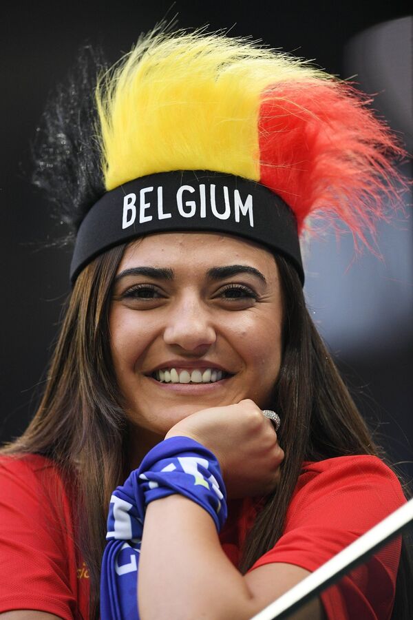 Nữ cổ động viên cho đội tuyển Bỉ trước trận bán kết của World Cup 2018 giữa hai đội Pháp và Bỉ. - Sputnik Việt Nam