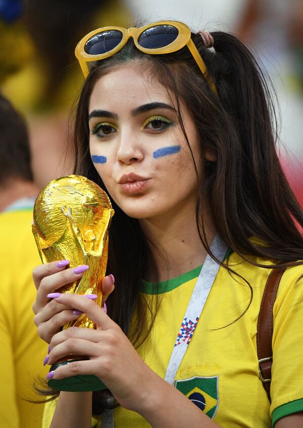 Nữ cổ động viên cho đội tuyển Brazil trước trận tứ kết của World Cup 2018 giữa hai đội Brazil và Bỉ. - Sputnik Việt Nam