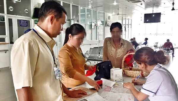 Chị Lê Thị Nhi ở Tây Ninh (thứ hai từ trái qua) có bảo hiểm y tế nhưng vì không muốn tốn thời gian nên đã khám dịch vụ tại Bệnh viện Ung bướu (Q.Bình Thạnh, TP.HCM) sáng 15-7 - Sputnik Việt Nam