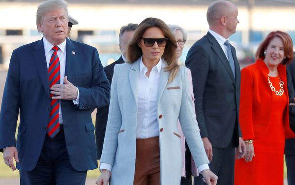 Donald và Melania Trump đến sân bay tại Helsinki, Phần Lan - Sputnik Việt Nam