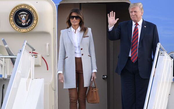 Donald và Melania Trump đến sân bay tại Helsinki, Phần Lan - Sputnik Việt Nam