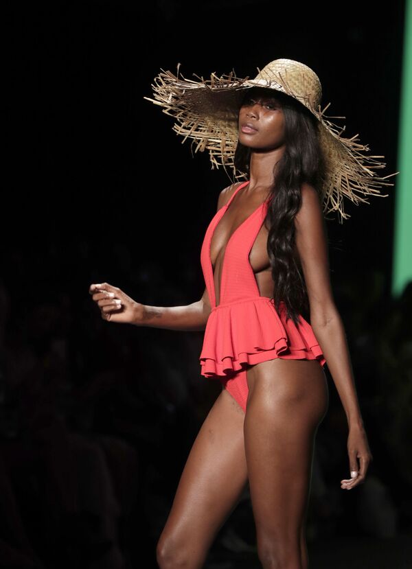 Người mẫu đại diện cho bộ sưu tập thương hiệu đồ tắm Montce tại Tuần lễ thời trang bãi biển ở Miami, Hoa Kỳ - Sputnik Việt Nam