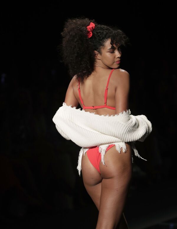 Người mẫu đại diện cho bộ sưu tập thương hiệu đồ tắm Montce tại Tuần lễ thời trang bãi biển ở Miami, Hoa Kỳ - Sputnik Việt Nam