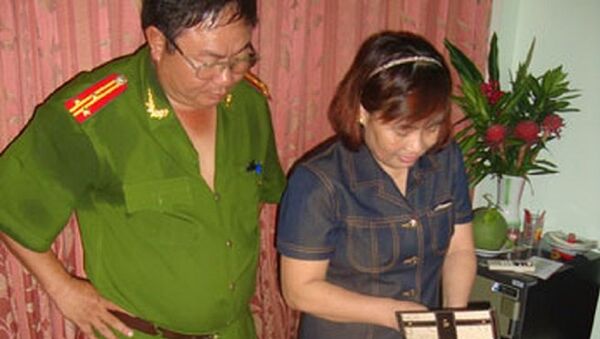 “Trùm” Oanh (phải)bị bắt tại khách sạn cùng tang vật. - Sputnik Việt Nam