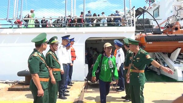 Lực lượng biên phòng tỉnh Bà Rịa - Vũng Tàu trong một lần tiếp nhận ngư dân Việt Nam được Indonesia trao trả - Sputnik Việt Nam
