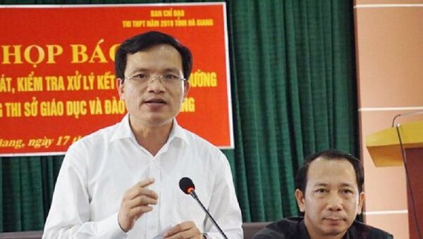 Ông Mai Văn Trinh (trái) - Cục trưởng Cục Quản lý chất lượng (Bộ GD&ĐT) - thông tin về sai phạm của vụ điểm thi Hà Giang - Sputnik Việt Nam