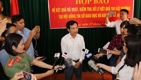 Ông Mai Văn Trinh, Cục trưởng Cục Quản lý chất lượng, Bộ GD và ĐT thông tin cho báo chí tại buổi họp báo. - Sputnik Việt Nam