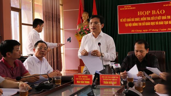Ông Mai Văn Trinh, Cục trưởng Cục Quản lý chất lượng, Bộ GD và ĐT thông tin cho báo chí tại buổi họp báo. - Sputnik Việt Nam