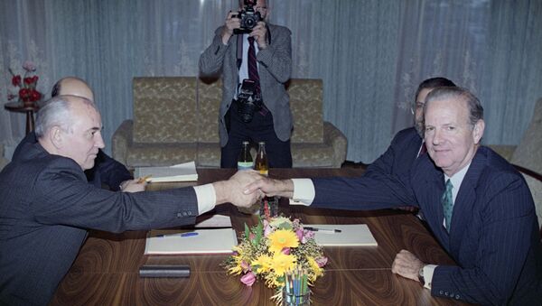 Cuộc đàm phán giữa Mikhail Gorbachev và James Baker, 1990 - Sputnik Việt Nam