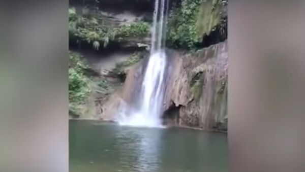 Cú ngã chết người của du khách từ trên thác nước lọt vào ống kính đang quay clip nhạc - Sputnik Việt Nam