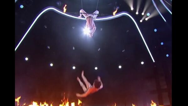 Nữ nghệ sĩ rơi thẳng vào lửa trong chương trình America's Got Talent - Sputnik Việt Nam
