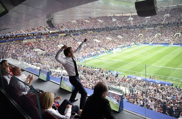 Tổng thống Pháp Emmanuel Macron tại trận chung kết World Cup 2018 giữa các đội tuyển quốc gia Pháp và Croatia - Sputnik Việt Nam