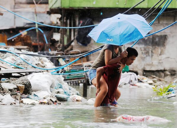 Đường phố ở Quezon (Philippines) bị ngập lụt bởi mưa lớn và trận bão nhiệt đới Sơn Tinh - Sputnik Việt Nam