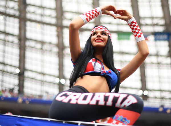 Nữ cổ động viên đội tuyển quốc gia Croatia trước trận chung kết World Cup 2018 giữa Pháp và Croatia - Sputnik Việt Nam