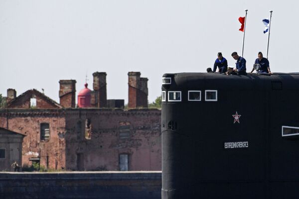 Thủy thủ tàu ngầm diesel 877 Vladikavkaz tại buổi diễn tập diễu hành nhân Ngày hải quân ở Kronstadt - Sputnik Việt Nam