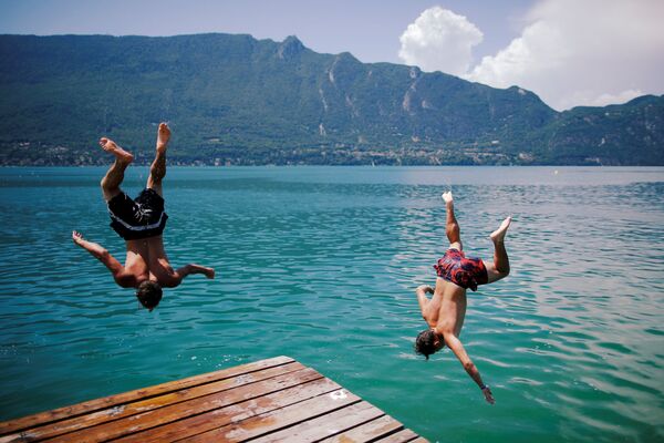 Những em nhỏ nhảy xuống hồ Bourget, Pháp - Sputnik Việt Nam