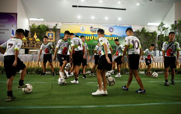 Mười hai em thiếu niên thuộc đội bóng đá nhí Lợn rừng cùng huấn luyện viên của mình - Sputnik Việt Nam