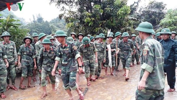 Chiến sỹ Quân khu 2 khắc phục hậu quả thiên tai tại huyện Văn Chấn. - Sputnik Việt Nam