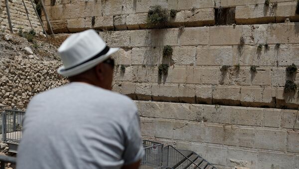 Tảng đá nặng trăm kilôgam rơi ra khỏi bức tường Than khóc ở Jerusalem - Sputnik Việt Nam