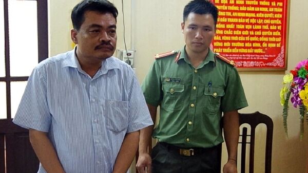 Ông Nguyễn Thanh Hoài tại thời điểm cơ quan công an tống đạt lệnh bắt tạm giam. - Sputnik Việt Nam