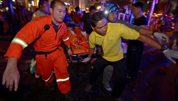 Sơ tán nạn nhân sau vụ nổ mạnh tại đền Erawan, trung tâm Bangkok - Sputnik Việt Nam