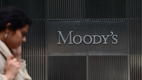  Logo của hãng xếp hạng Moody's trước trụ sở chính ở New York - Sputnik Việt Nam