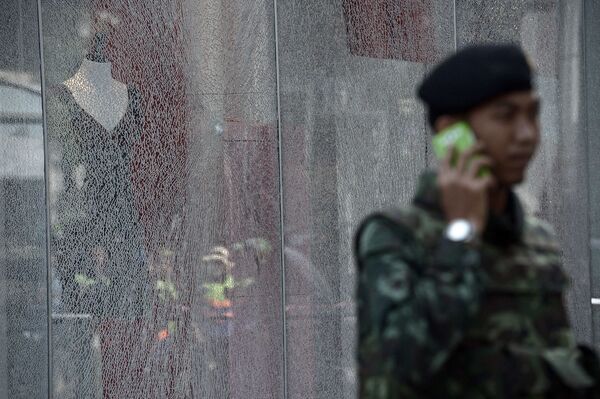 Một người lính gần ô kính vỡ trong vụ nổ ở Bangkok - Sputnik Việt Nam