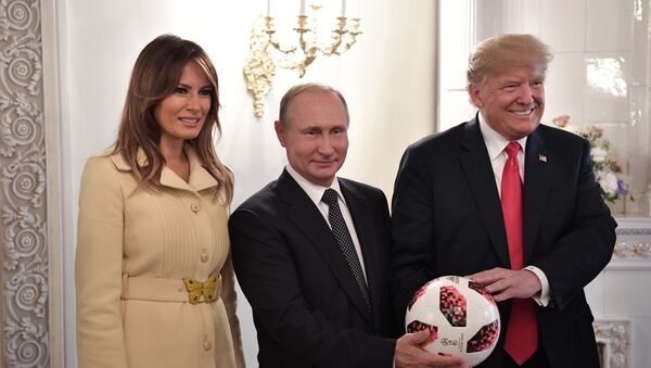 Tổng thống Nga Vladimir Putin trao tặng trái bóng với biểu tượng World Cup 2018 cho người đứng đầu Nhà Trắng Donald Trump - Sputnik Việt Nam