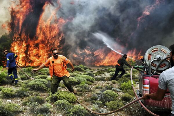 Nhân viên cứu hỏa và tình nguyện viên cố gắng dập tắt lửa trong vụ cháy rừng gần Athens - Sputnik Việt Nam