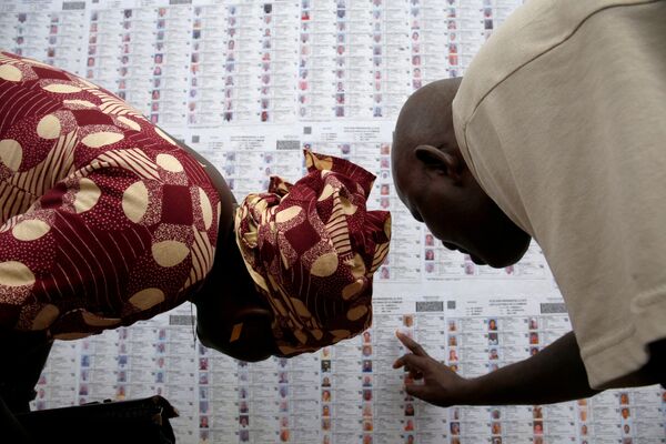 Mọi người đang tìm kiếm tên của mình trong danh sách bầu cử ở Bamako, Mali - Sputnik Việt Nam