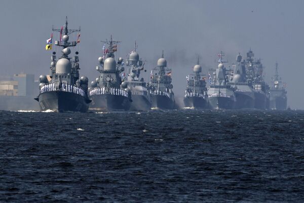 Tàu của Hải quân Nga tại buổi diễn tập diễu hành vinh danh Ngày Hải quân ở Kronstadt - Sputnik Việt Nam