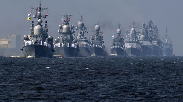 Tàu của Hải quân Nga tại buổi diễn tập diễu hành vinh danh Ngày Hải quân ở Kronstadt - Sputnik Việt Nam