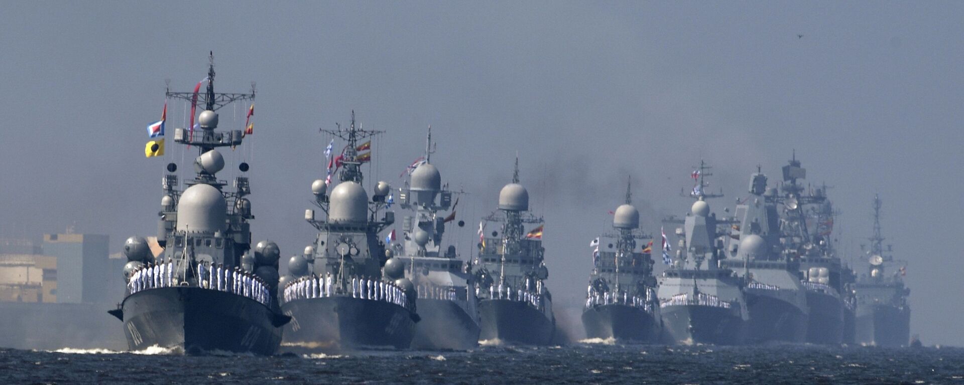 Tàu của Hải quân Nga tại buổi diễn tập diễu hành vinh danh Ngày Hải quân ở Kronstadt - Sputnik Việt Nam, 1920, 08.04.2021