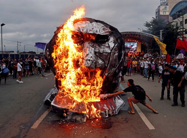 Những người biểu tình đốt cháy hình nộm Tổng thống Philippines, Rodrigo Duterte ở thành phố Quezon - Sputnik Việt Nam