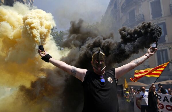 Những người biểu tình với pháo sáng trên đường phố Barcelona trong cuộc đình công của tài xế taxi - Sputnik Việt Nam