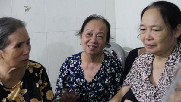 Bà Bích (giữa) đau xót khi nói về người con vừa mới hy sinh. - Sputnik Việt Nam