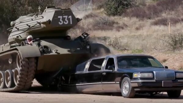 Kẻ hủy diệt Schwarzenegger cho xe tăng trèo qua limousine - Sputnik Việt Nam