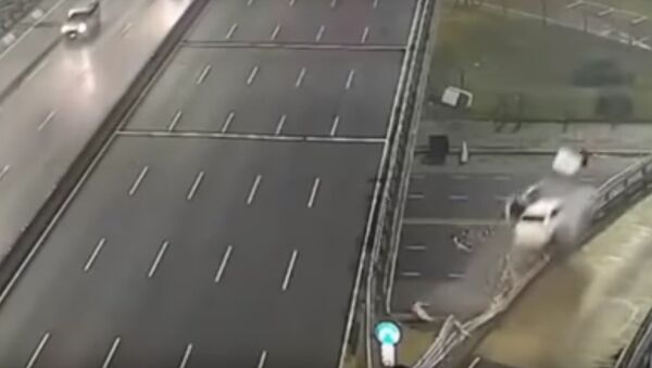 Ở Argentina, một thanh niên sống sót sau tai nạn xe với tốc độ 170 km/h - Sputnik Việt Nam