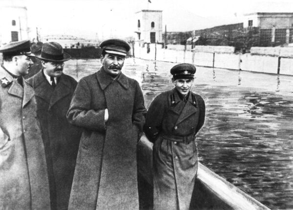 Stalin và lãnh đạo của NKVD Nikolai Yezhov, người bị xử bắn vào năm 1940. - Sputnik Việt Nam