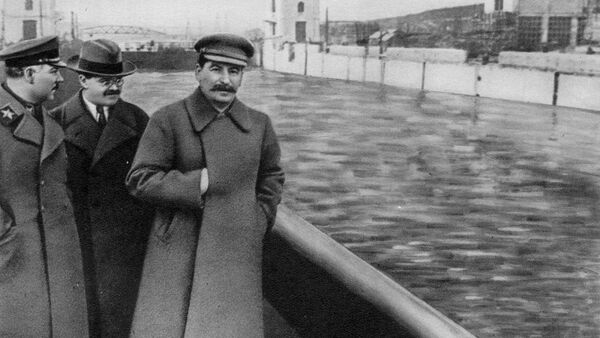 Bức ảnh đã được cơ quan kiểm duyệt của LX sửa lại khi Yezhov chết, bên cạnh Stalin chỉ là một chỗ trống. - Sputnik Việt Nam
