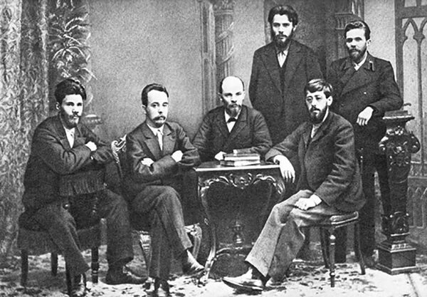 V.I. Ulianov (Lenin) và các thành viên của “Liên minh đấu tranh giải phóng giai cấp công nhân” của Peterburg. Thay vào vị trí A.L. Malchenko là chỗ trống - Sputnik Việt Nam