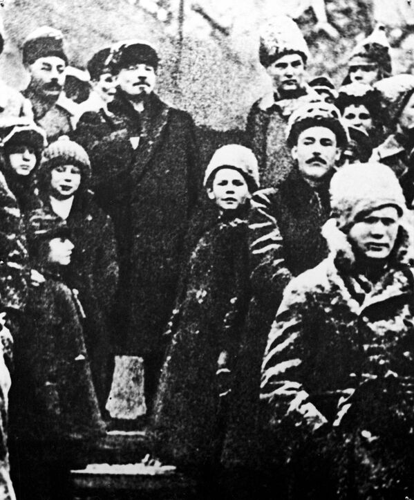 Vladimir Lenin bên cạnh một điểm tối màu, chỗ trước kia là ảnh của Lev Trotsky trên Quảng trường Đỏ trong cuộc biểu tình, ngày 7 tháng 11 năm 1919 - Sputnik Việt Nam