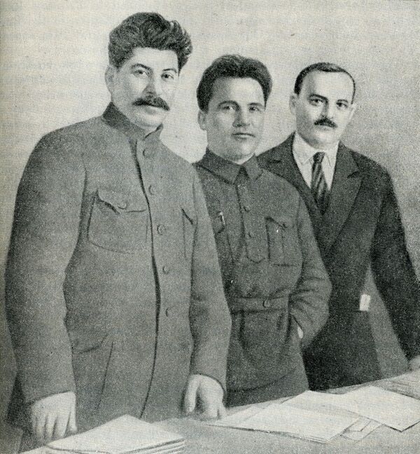 Ảnh có hình của N.K. Kirov đã bị cắt, trong ảnh chỉ còn Iosif Stalin, Sergei Kirov và Nikolai Shvernik - Sputnik Việt Nam