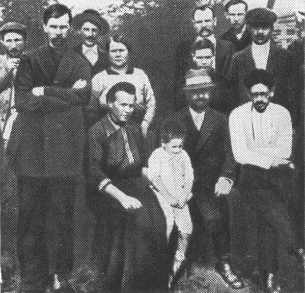 Vết đen ở chỗ trước đó là ảnh của Lev Kamenev từ nhóm bolshevik trong thời kỳ lưu vong ở vùng Turukhanski, 1915 - Sputnik Việt Nam